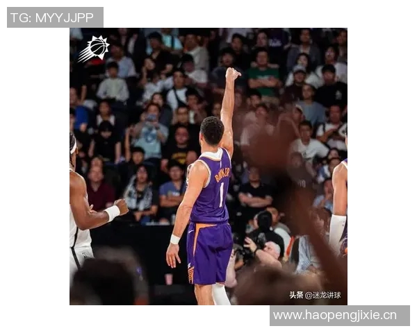 曾凡博全力以赴抢断狄龙皮球倒地争抢引发犯规争议 曾凡博全力以赴抢断狄龙皮球倒地争抢引发犯规争议