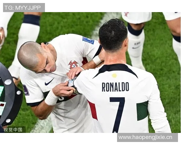 佩佩回忆初见C罗时光：17岁少年训练后啃苹果健身的故事