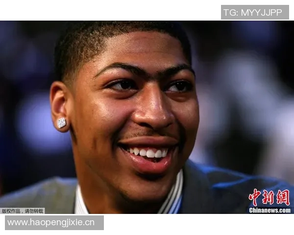 浓眉调侃三状元比一手势称自己拥有大学冠军荣耀 浓眉调侃三状元比一手势称自己拥有大学冠军荣耀