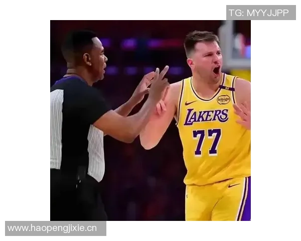 老詹开心点赞东契奇罚球失手未能达成50分替补席队友乐开怀 老詹开心点赞东契奇罚球失手未能达成50分替补席队友乐开怀