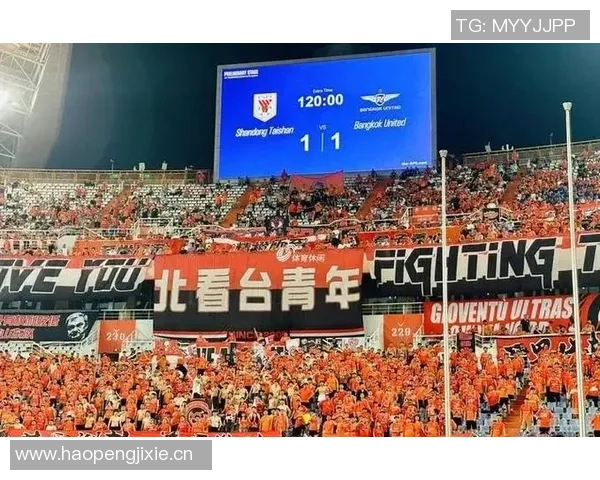 北看台球迷用手电筒拼出冠军奖杯形状为国安加油助威亚冠二国安战麦克阿瑟 北看台球迷用手电筒拼出冠军奖杯形状为国安加油助威亚冠二国安战麦克阿瑟