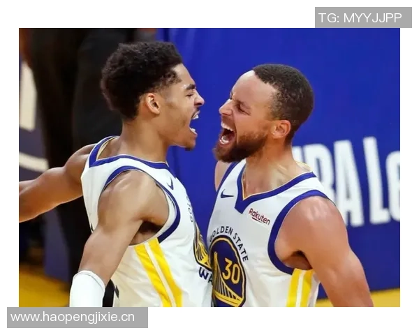 库里赛后与普尔和卢尼深情拥抱展现勇士团队精神永远的家人情谊